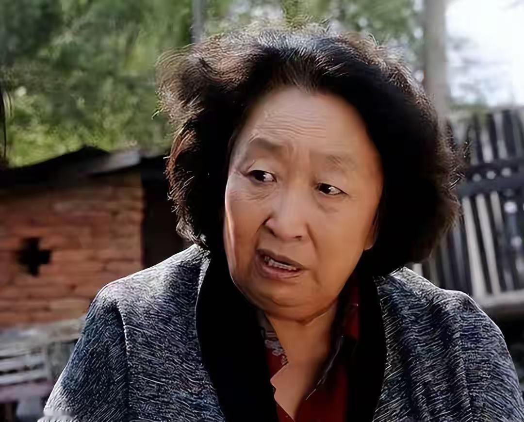 彭玉离世，最后露面照曝光，画面一出来，李琦和巩汉林都哭了！彭玉坐在藤椅上，穿