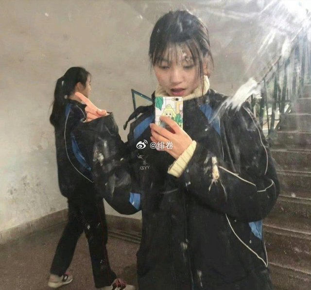 易梦玲初高中旧照，读书时期就好美，但是却瘦成皮包骨了