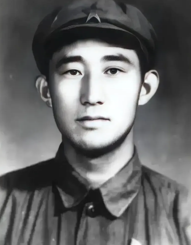 1949年，潜伏在敌人内部的地下党员吴荣森，已经引起了特务的怀疑，他察觉到危险后