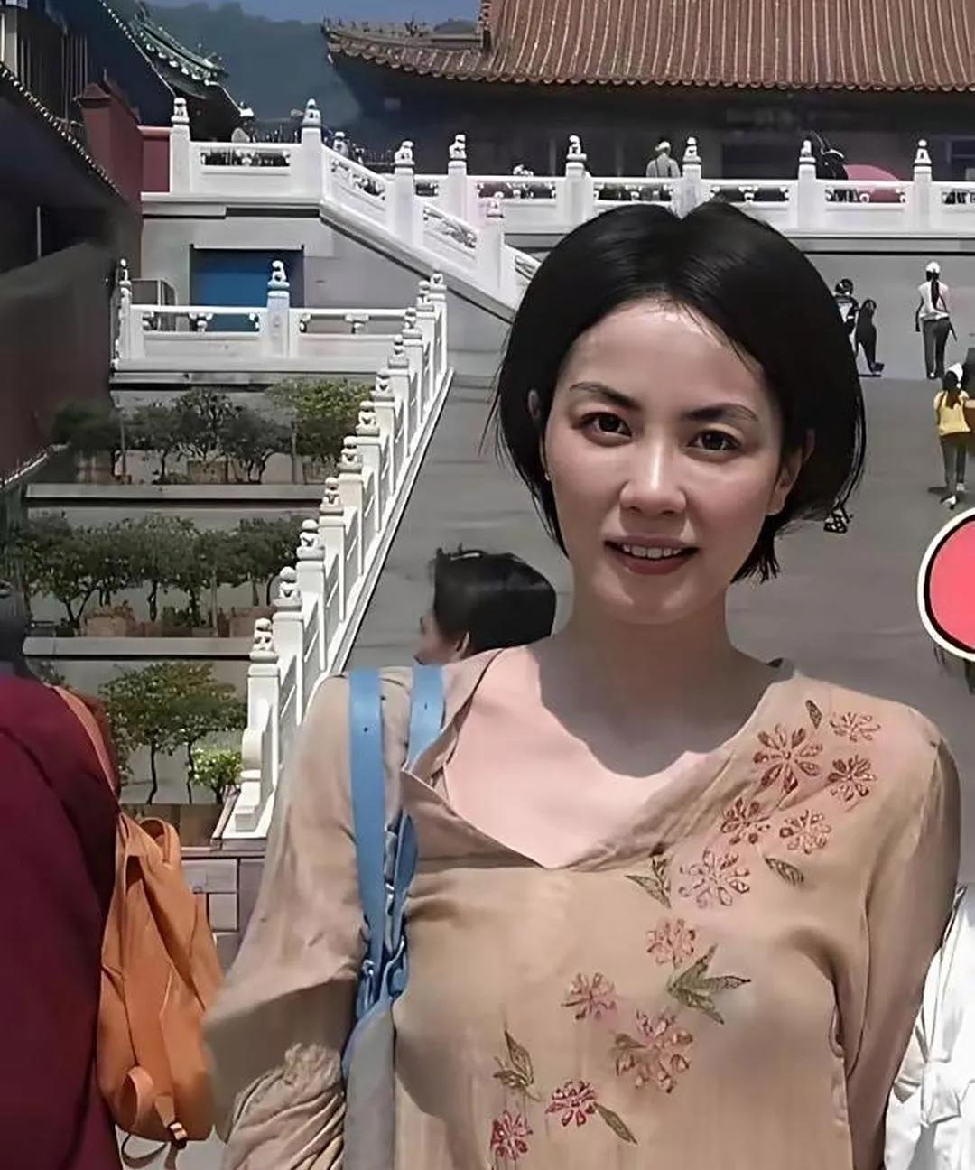 王菲近日现身福建一座寺庙祈福，一身素净的棉麻衣衫搭配简约帆布包，素颜出镜的她