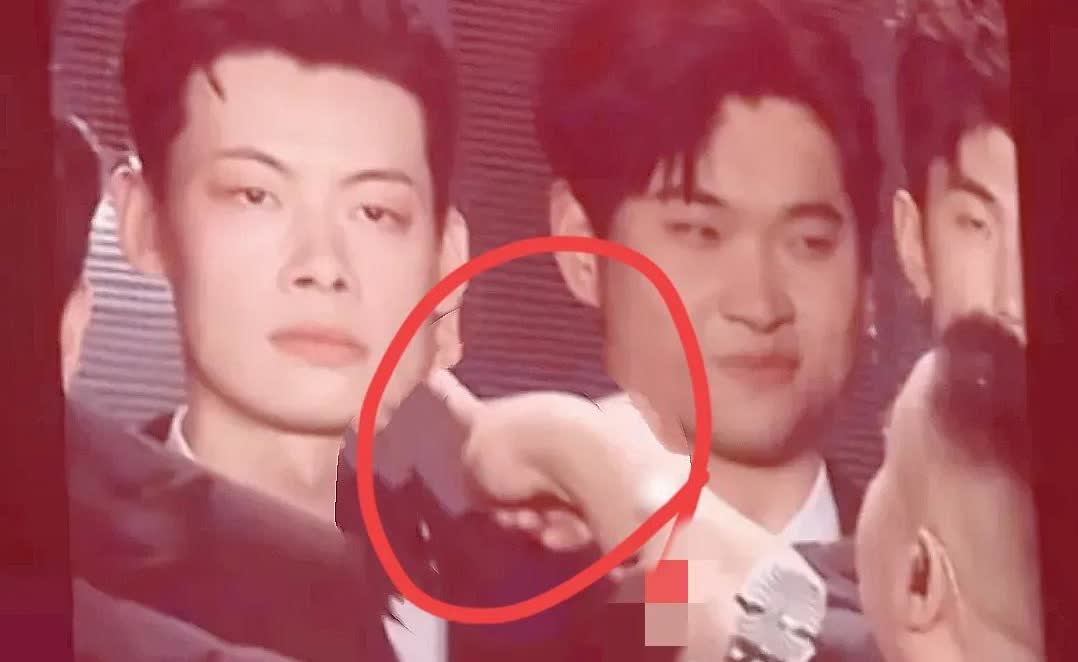 岳云鹏演唱会上，只因演唱时一个小动作，却暴露了他的“嘴脸”？
