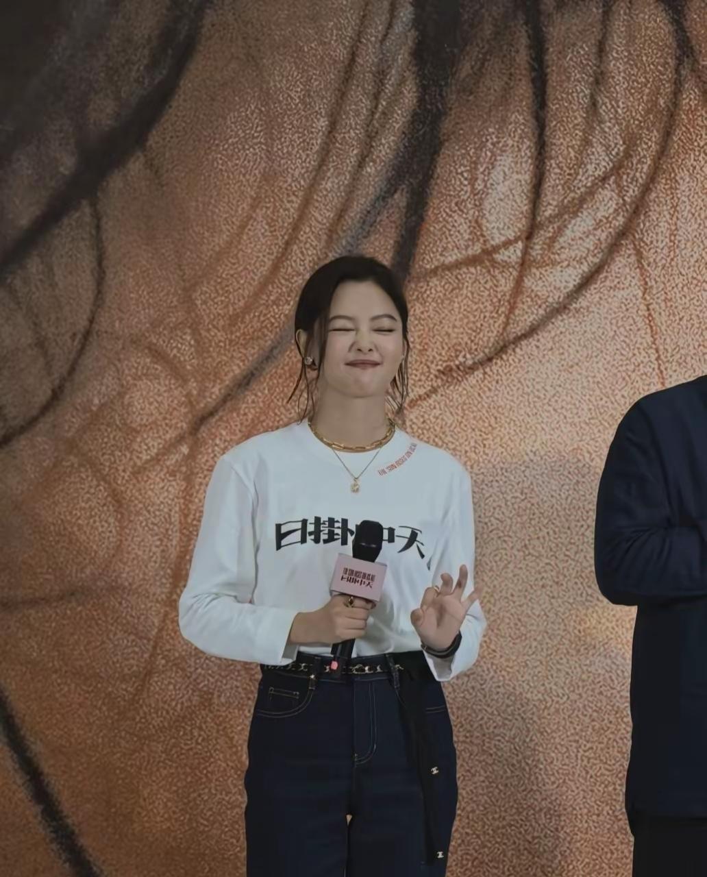 辛芷蕾亮相佛山顺德万象汇，与主持人幽默对话，可爱又温柔！镜头下的辛芷蕾身穿白色