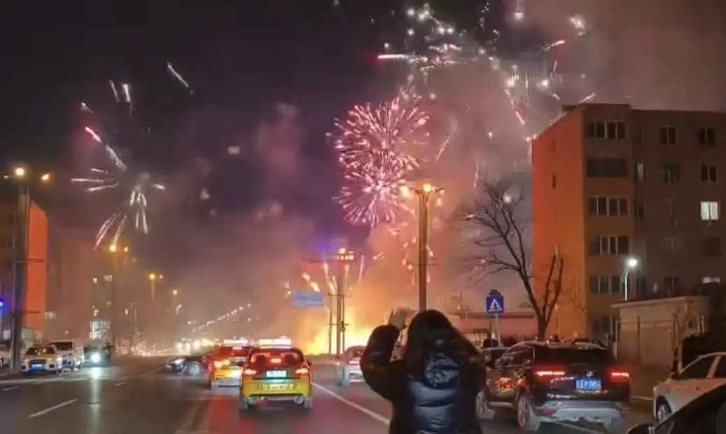 担心的事情还是发生了！辽宁盘锦，一鞭炮摊失火，直接来了一场户外半小时的烟花秀，虽