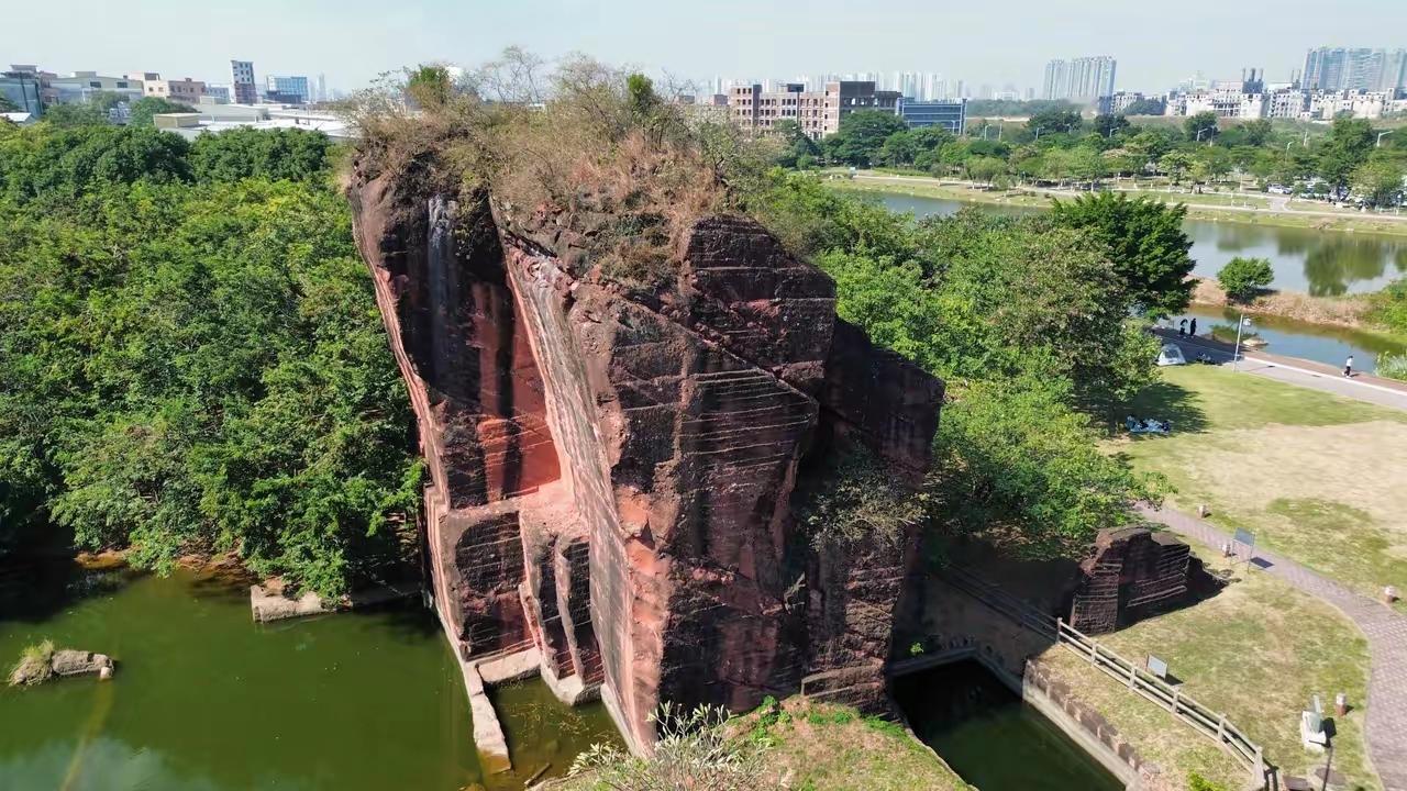 广东东莞石排镇的石排公园，堪称当地奇特景观。它位于镇中心区域，占地约1000亩。