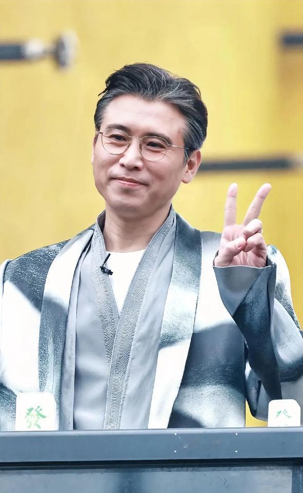 一觉起来，喜欢李乃文的和不喜欢李乃文的都沉默了，不是李乃文白发造型帅炸了，也