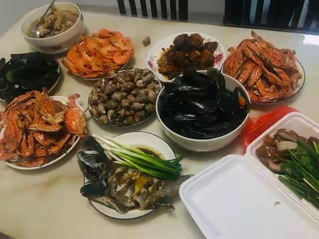 全红婵爸妈招待广东台主持人，没去饭店，家里做了一桌湛江菜​​​