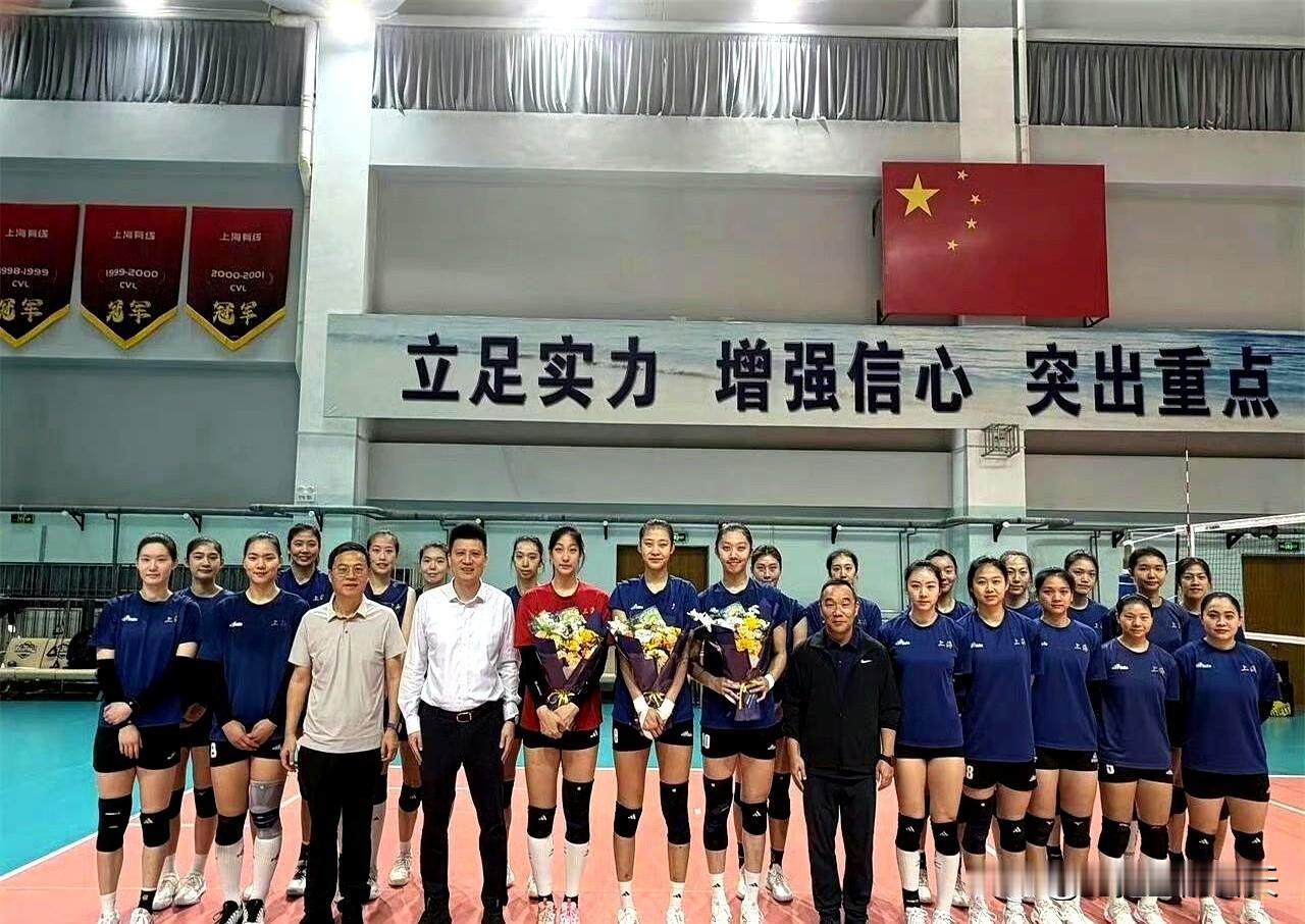 一张合照把排坛那点事儿又推到风口浪尖了。王奥芊这个传闻要转会江苏的姑娘明明笑得