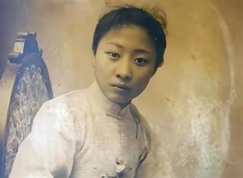 1925年，27岁的露兰春侍奉完57岁的黄金荣后，一阵生理性不适涌上心头，她快步