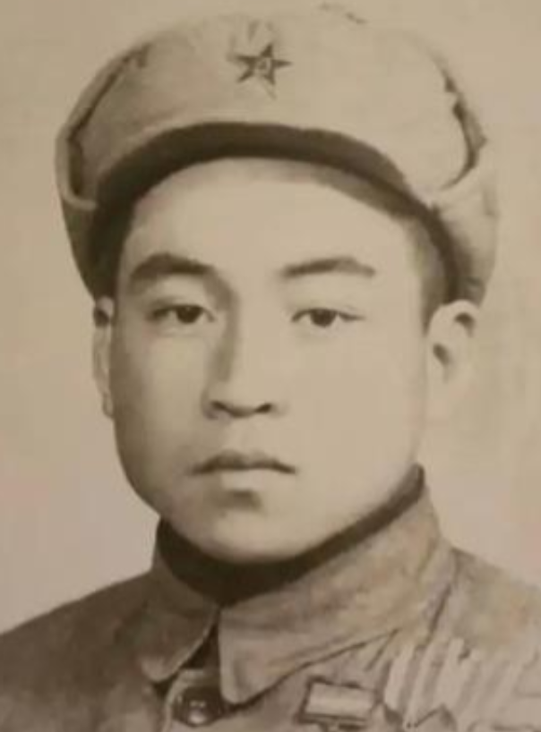 1951年，美军俘虏了一个17岁的志愿军战士，美军用电话线把他捆住，连夜拉去领赏