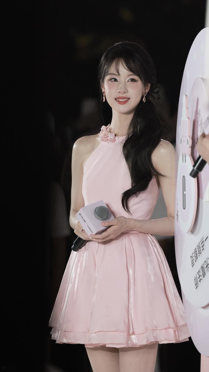 近日陈都灵在杭州出席时尚活动，她这回搭配了一件很美的粉色裙子，看上去像个漂亮的公