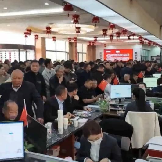 2月22日正月初六开工首日，河南矿山起重机有限公司大厅被客户“挤爆”，现场排队交