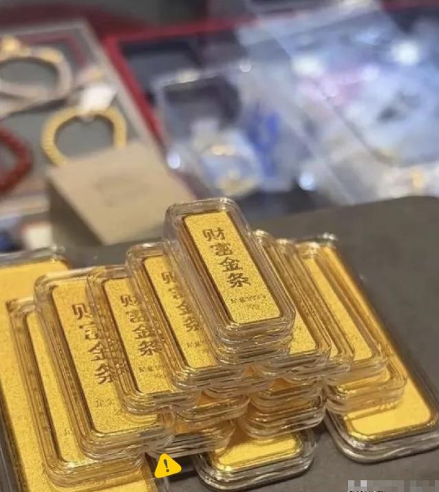 黄金啊，这得坑了多少普通家庭？最近这段时间金价一路往下调，好多人一瞅着跌到八百七