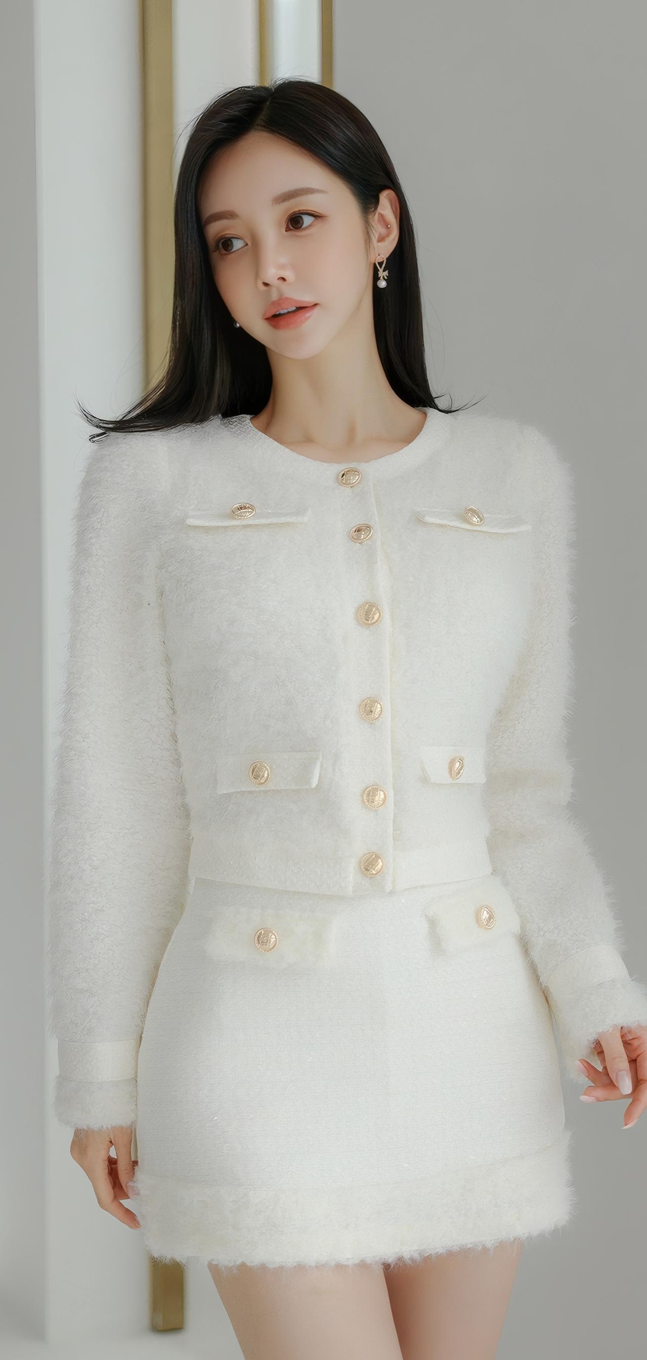 温柔甜美的白色毛绒外套，搭配精致耳环，尽显优雅气质！💕👗💍