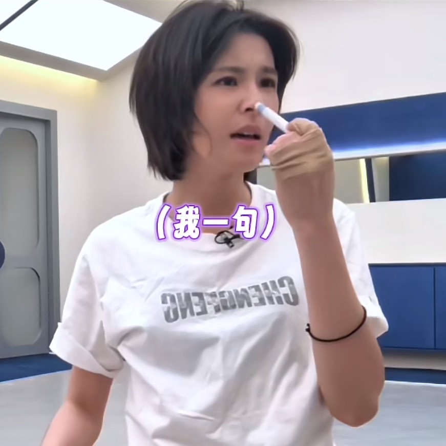试图把笔顶鼻子前面假装大象的兔子