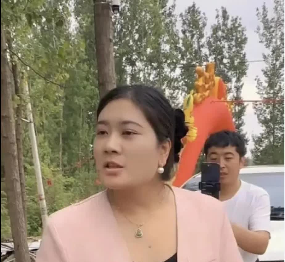 今天阿杜家被三金首饰的事情搅得一团乱麻。华姐说今晚一定要把那三金首饰从阿杜老