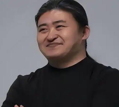 参赛女歌手因为自己的长相不敢摘下面罩。刘欢直白的说，你再不好看也比我好看。 