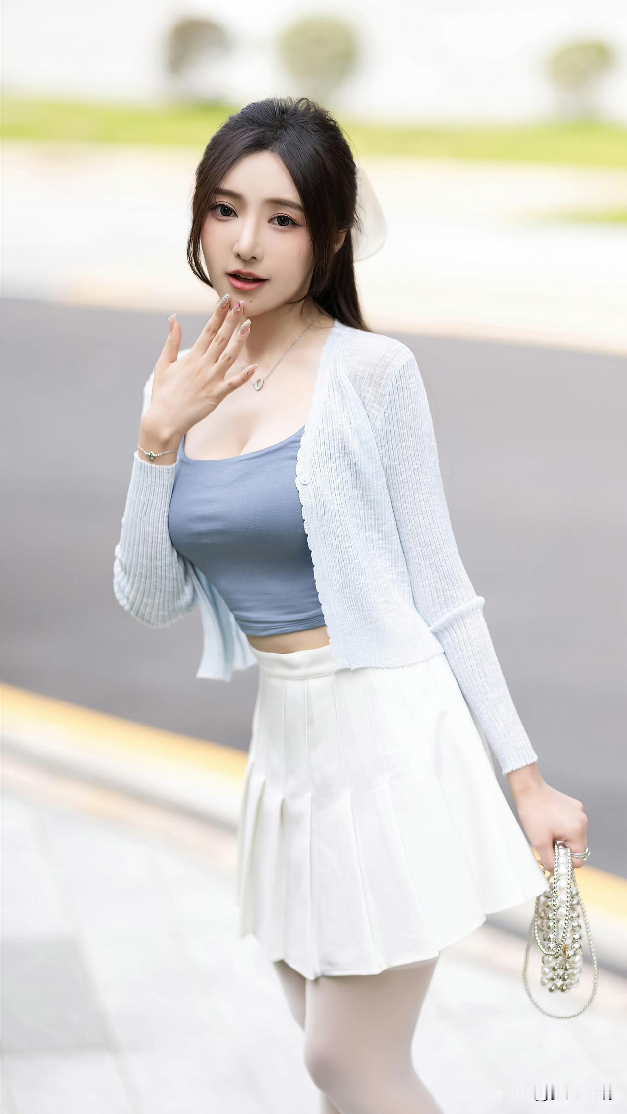 春风拂面笑，花影映人娇。