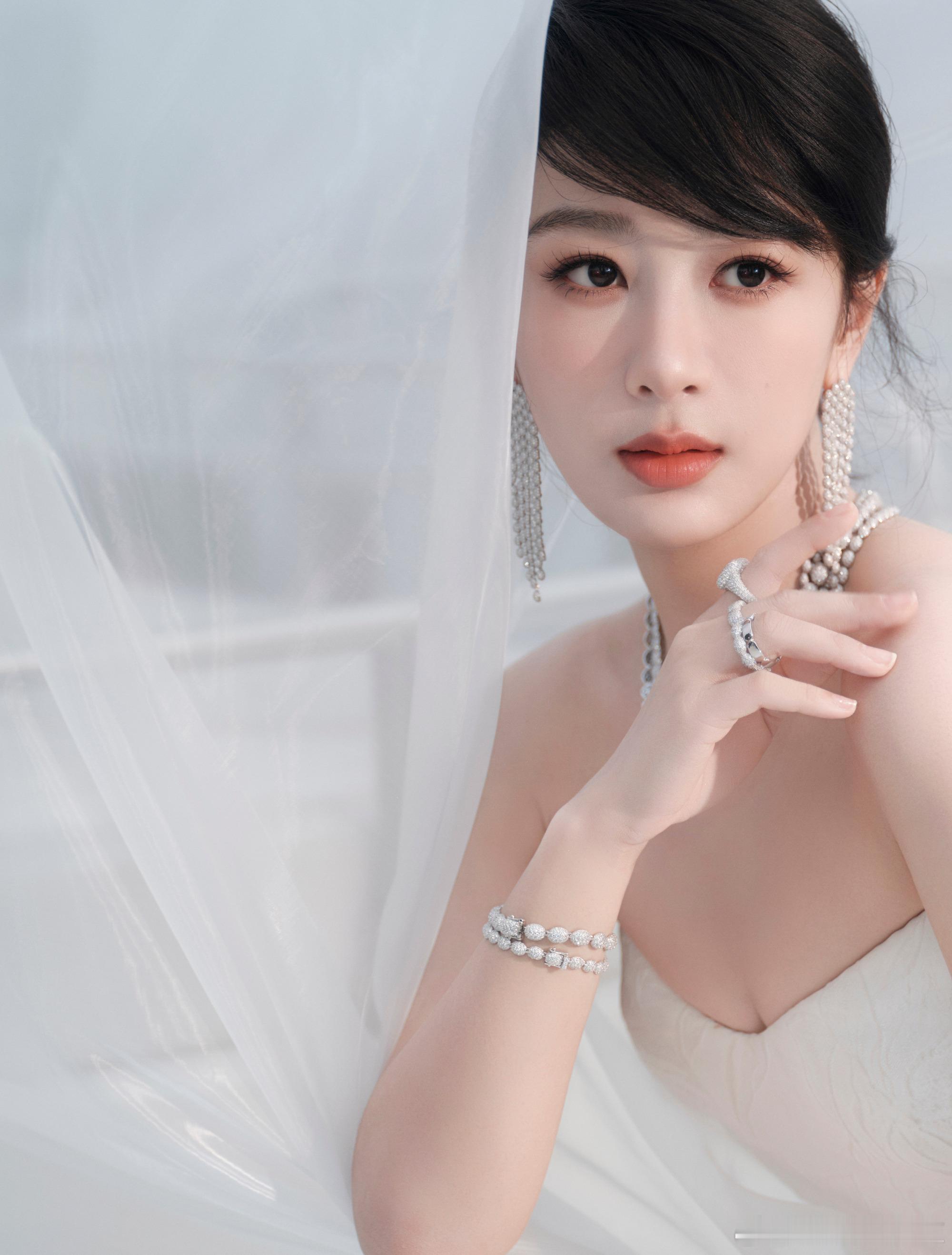 杨紫玉兰花开，果然是即将饰演大企业家董竹君的人，今晚的杨紫看起来除了纯洁无暇，