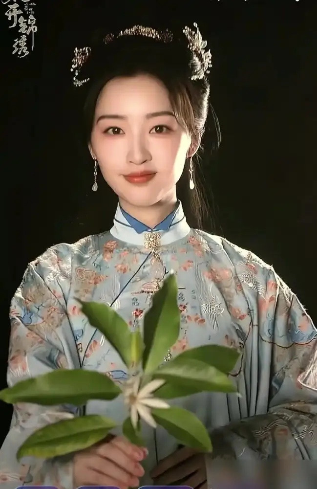 丁禹兮被骂没睡醒，结果同组演员一句话，把骂的人整不会了。新剧开播，他含胸驼背脖