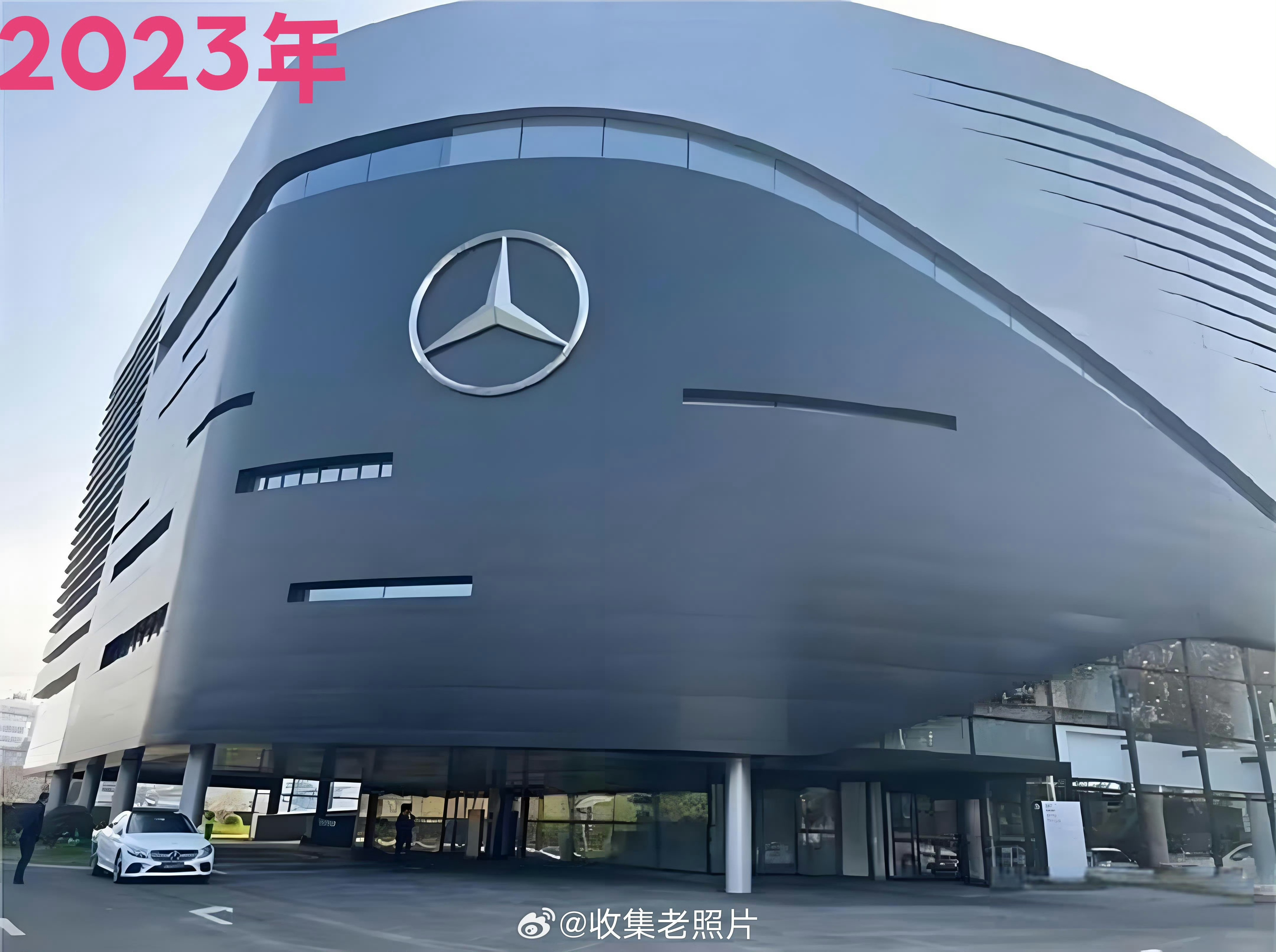 长沙，最大的奔驰4S店关闭，已改卖问界。世界在悄悄地改变，而公知们还如温水中的青