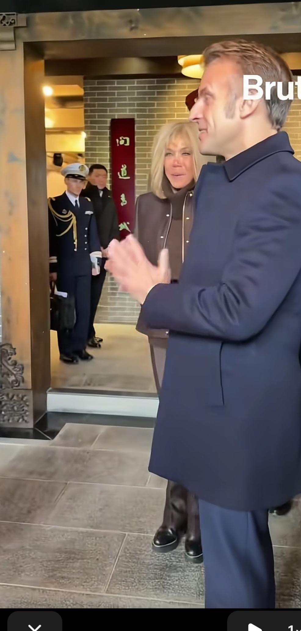 布里吉特和马克龙到了成都都江堰，认真参观都江堰的伟大工程，都江堰里水很绿。布