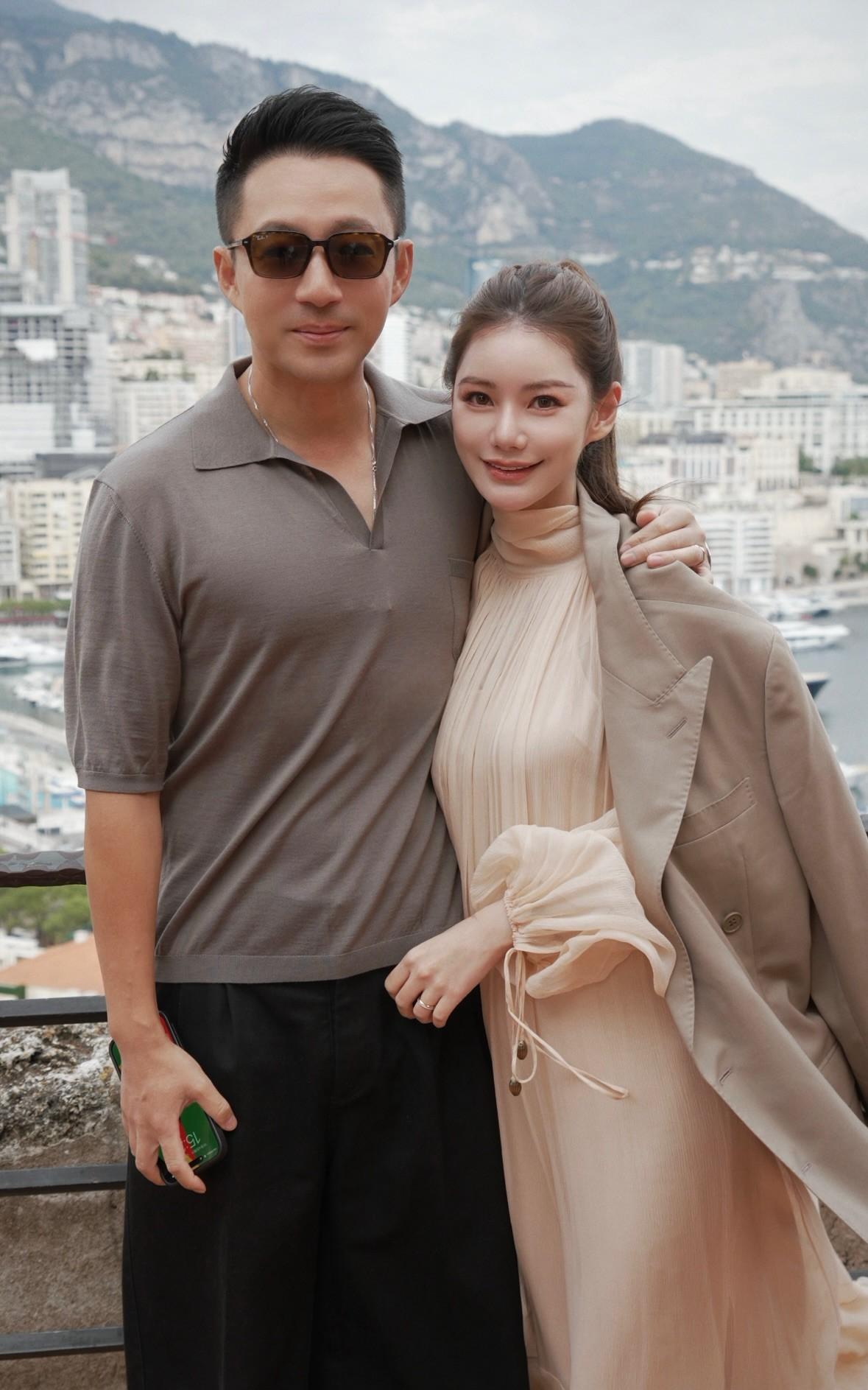 汪小菲和马筱梅继续在欧洲游玩。汪小菲再次展现爱妻本色，把外套披在了马筱梅身上。两