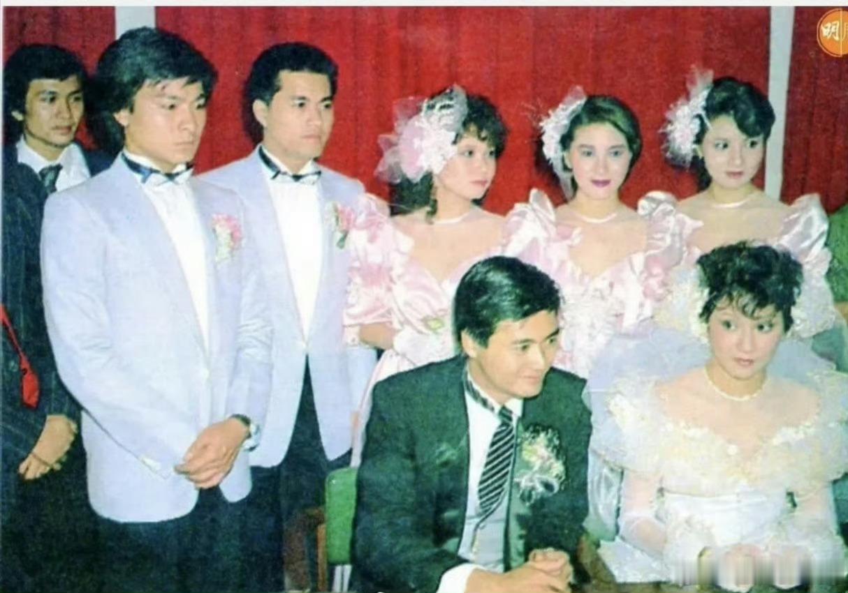【老照片】1983年，香港。上世纪，周润发第一次结婚时，大家表情都很严肃。伴郎刘