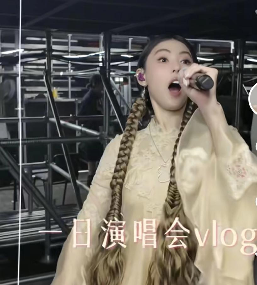 张柏芝，冲上热搜！9月2日下午，张柏芝冲上热搜，不过这次不是因为孩子们，