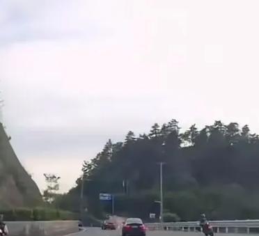 保时捷撞人后不救人反而先换车牌这事，有人爆料说，这车主不光家里背景不小，之前还闹