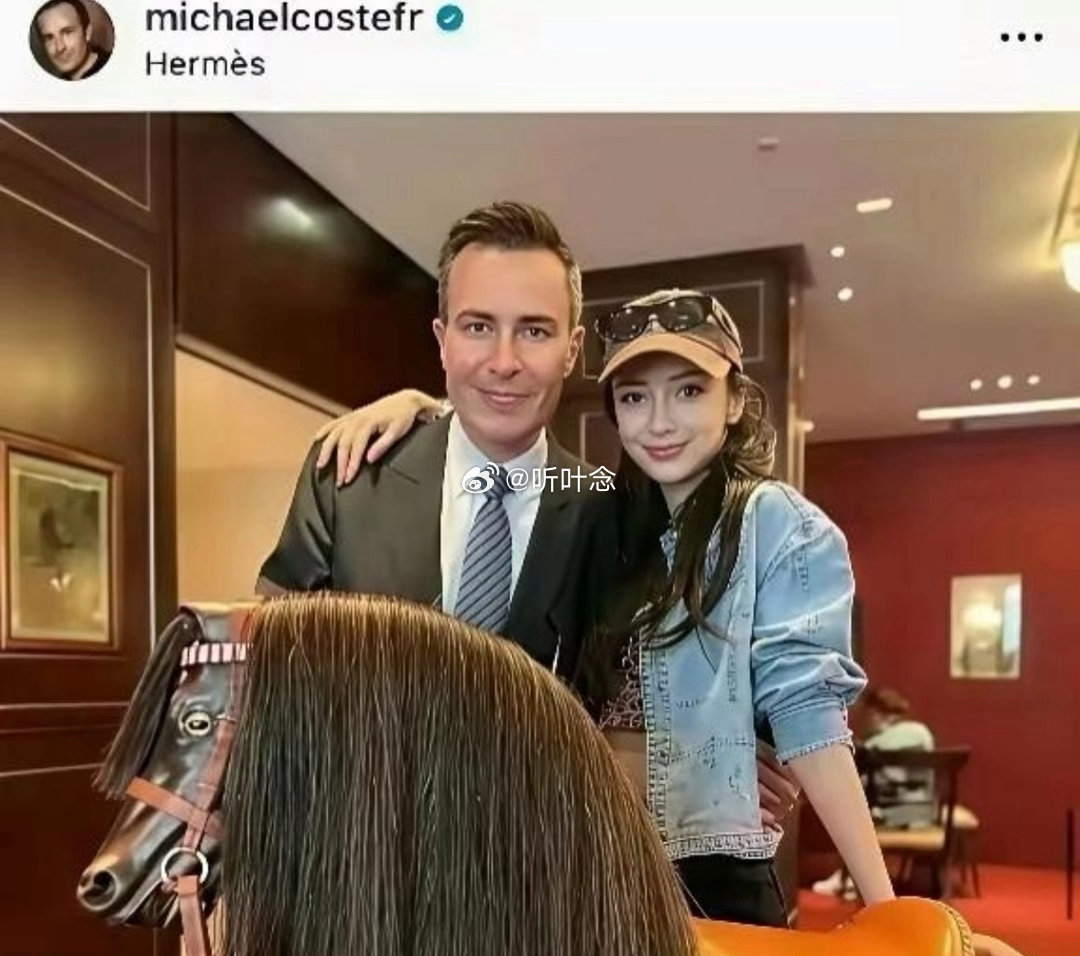 她离开黄教主后圈子更大了，感觉之前的婚姻真耽误她发展了