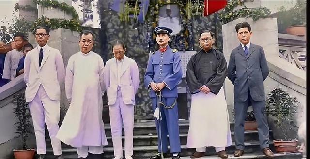 1925年在广州举行的孙中山追悼会上的一张留影，宋子文、古应芬、廖仲恺、徐崇志、