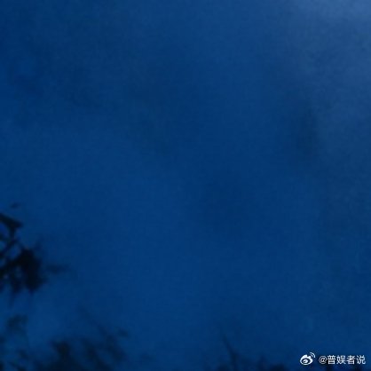 凌晨两点被室友晃醒，说“月亮掉进江里了，快来看”。趿着拖鞋跟到江边，风裹着水汽往