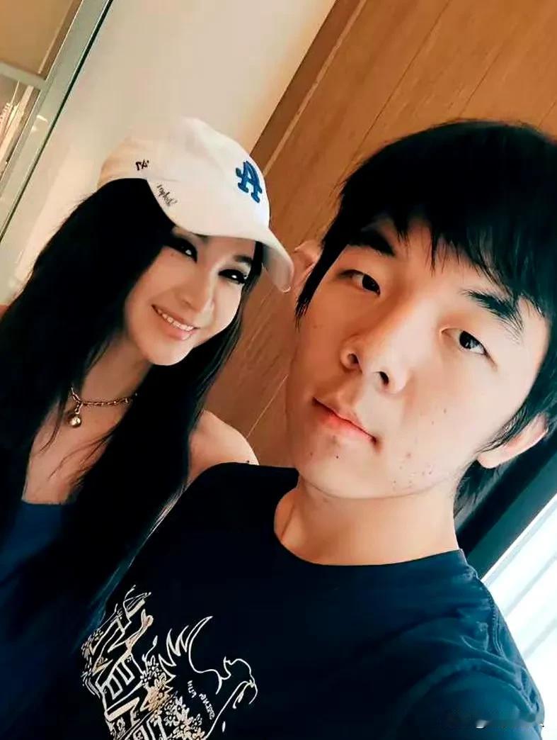 温碧霞何祖光的样子何国伦，已成翩翩少年，相貌与何祖光老公好像！