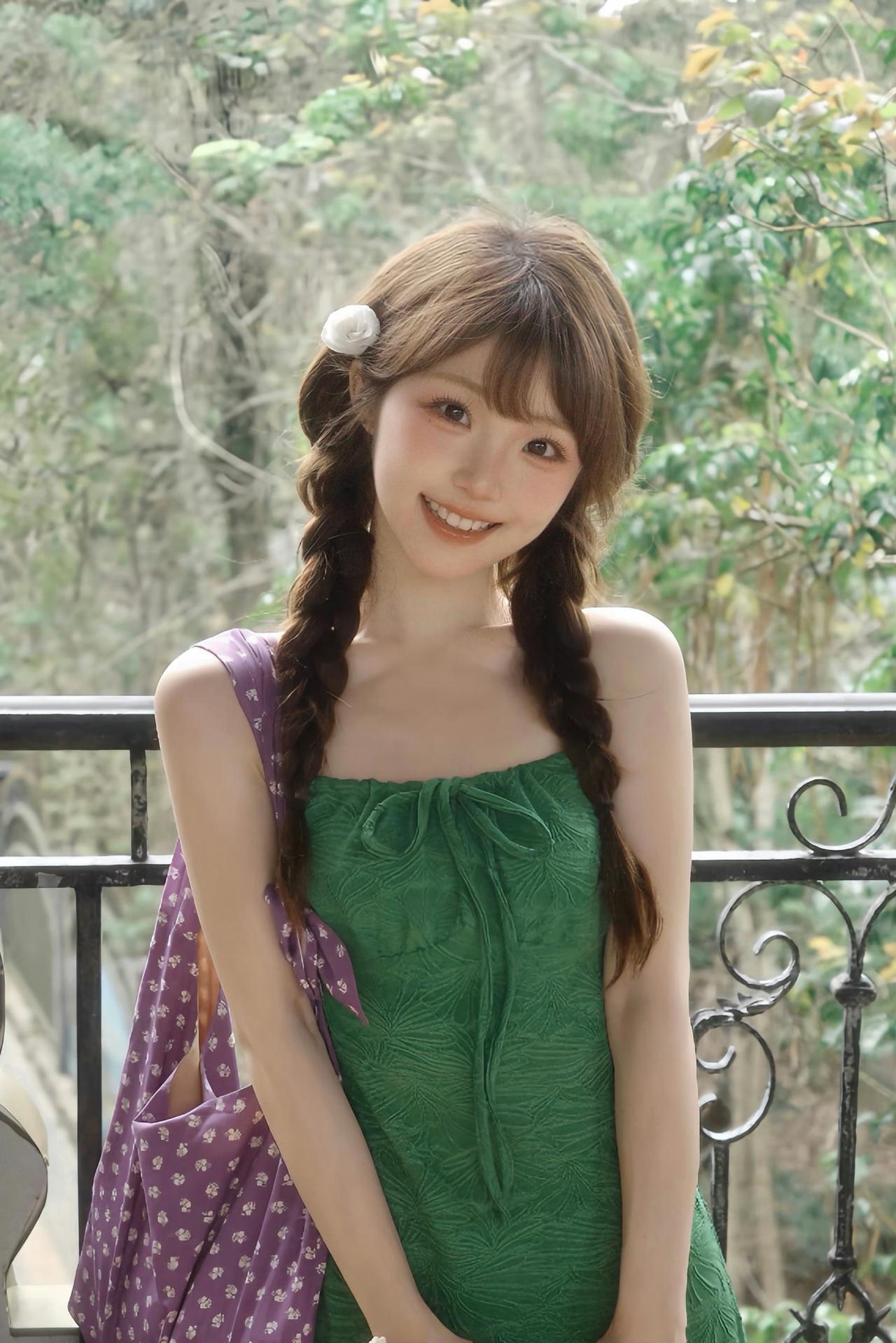 别问我在看什么，我的眼里只有你呀！​今天的甜度超标啦，要不要来尝一口？[害羞]