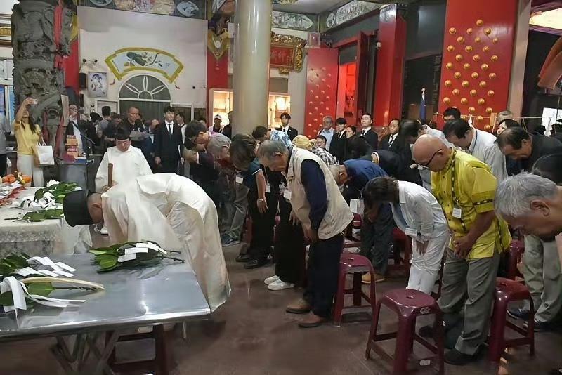 昨晚，台湾省高雄市红毛港保安堂发生了一起“拜鬼”闹剧！而参与这起闹剧的人都是台