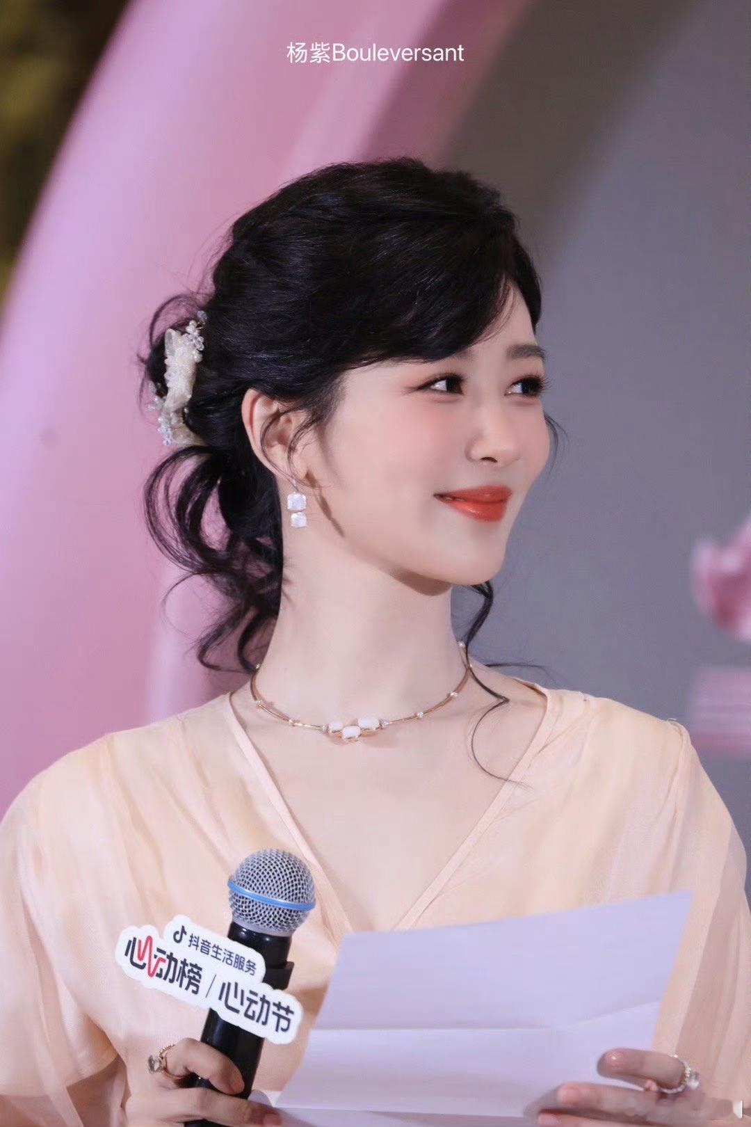 杨紫今天线下活动状态太好了，鲜活又漂亮美丽又动人