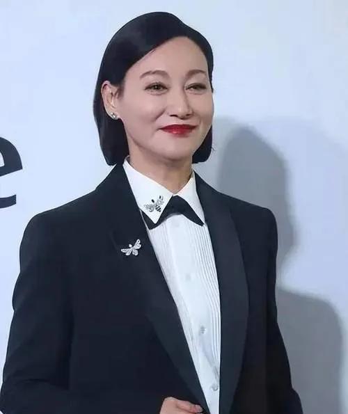 惠英红：从“打女”到华表影后的破茧蝶变65岁惠英红凭《我爱你！》斩获华表影后，