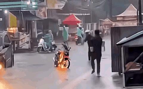 你敢信吗？摩托车在水里着了！最近网上流传一段视频，真是把我给看懵了，一哥们儿