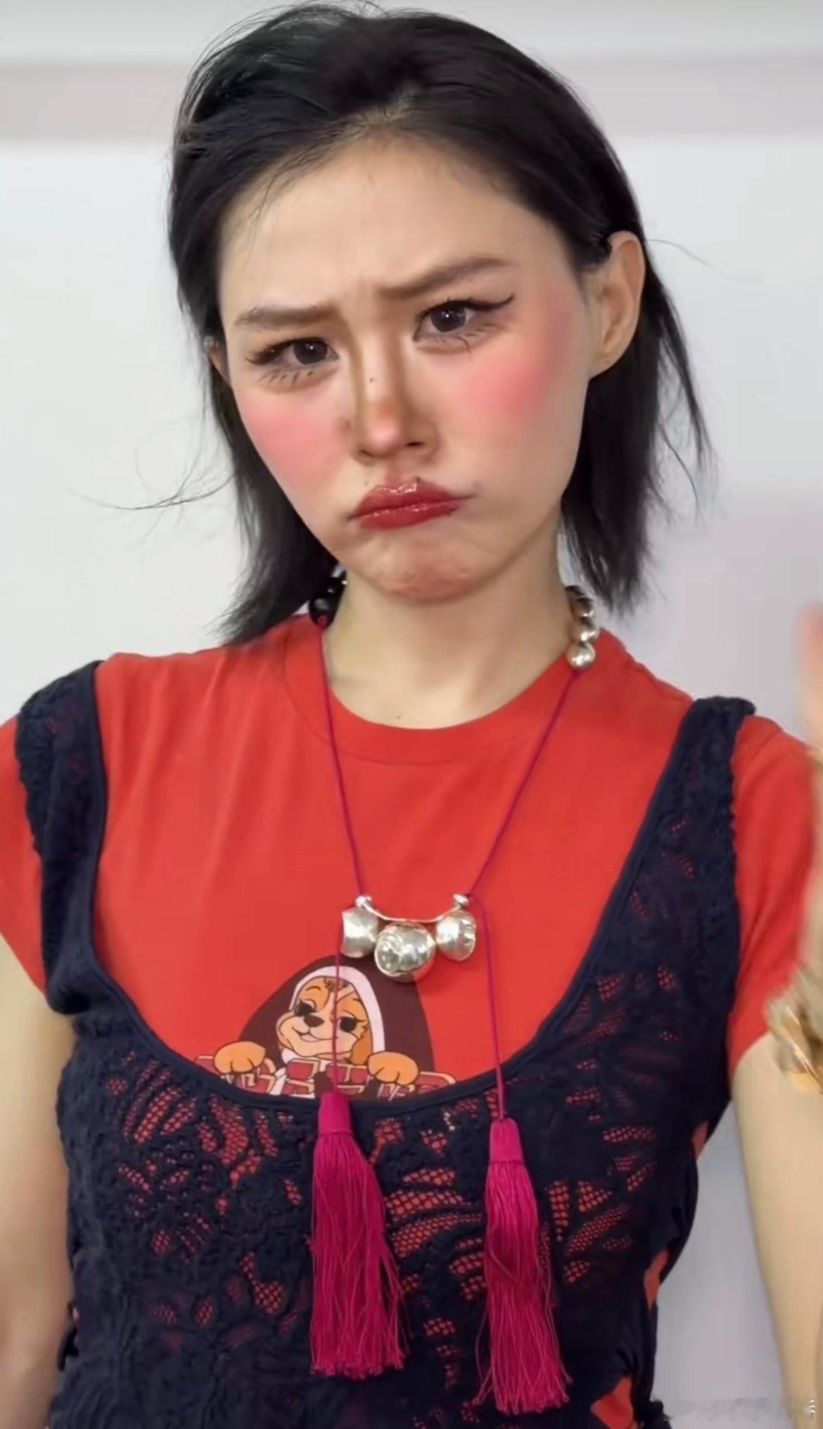 金靖差点删了爆改化妆师兔子救命！金靖和化妆师兔子的互动也太有梗了吧！金靖对着镜头