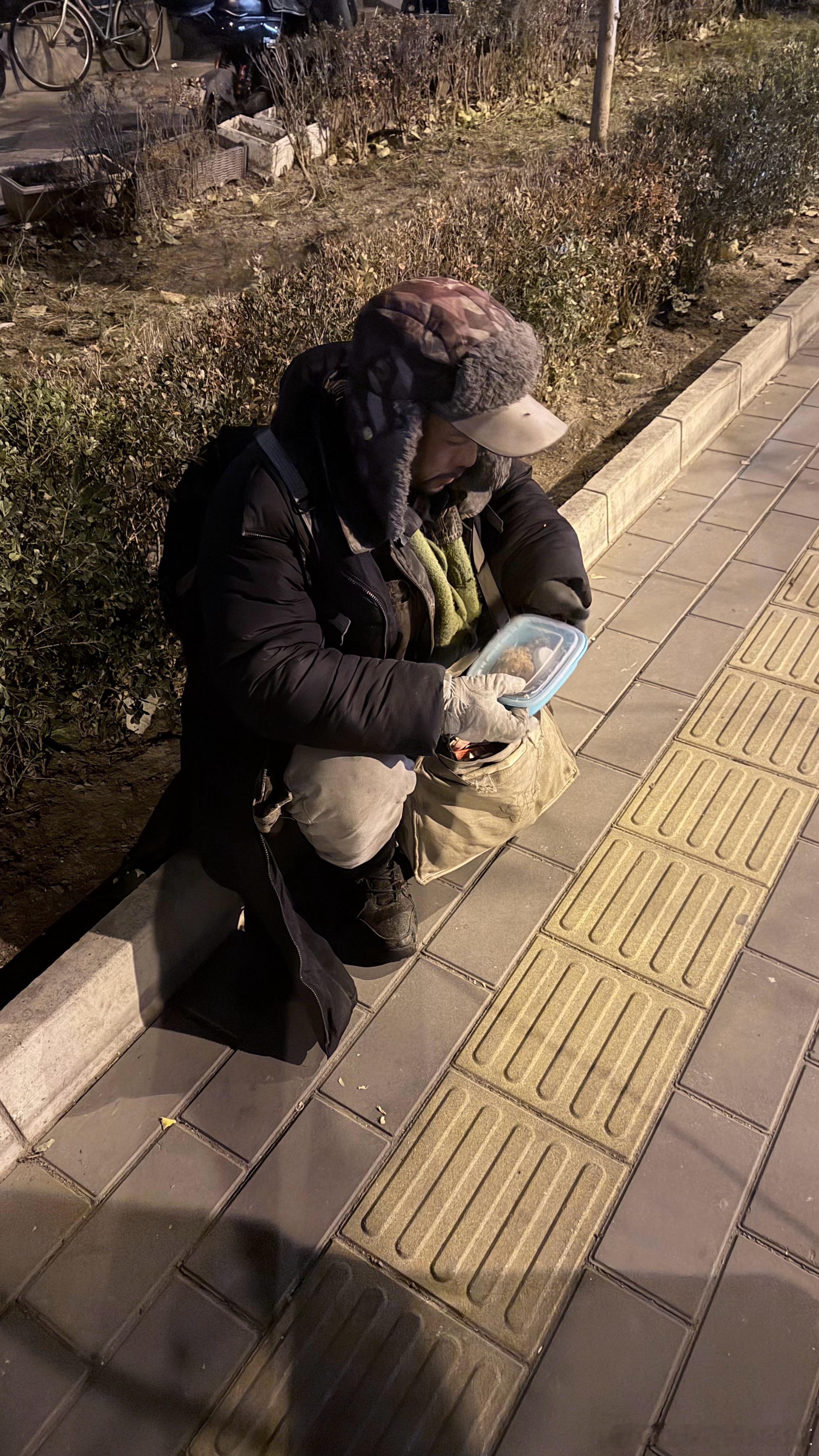 应该是碰到了困难，吃口热的吧！北京·左家庄甲12号院