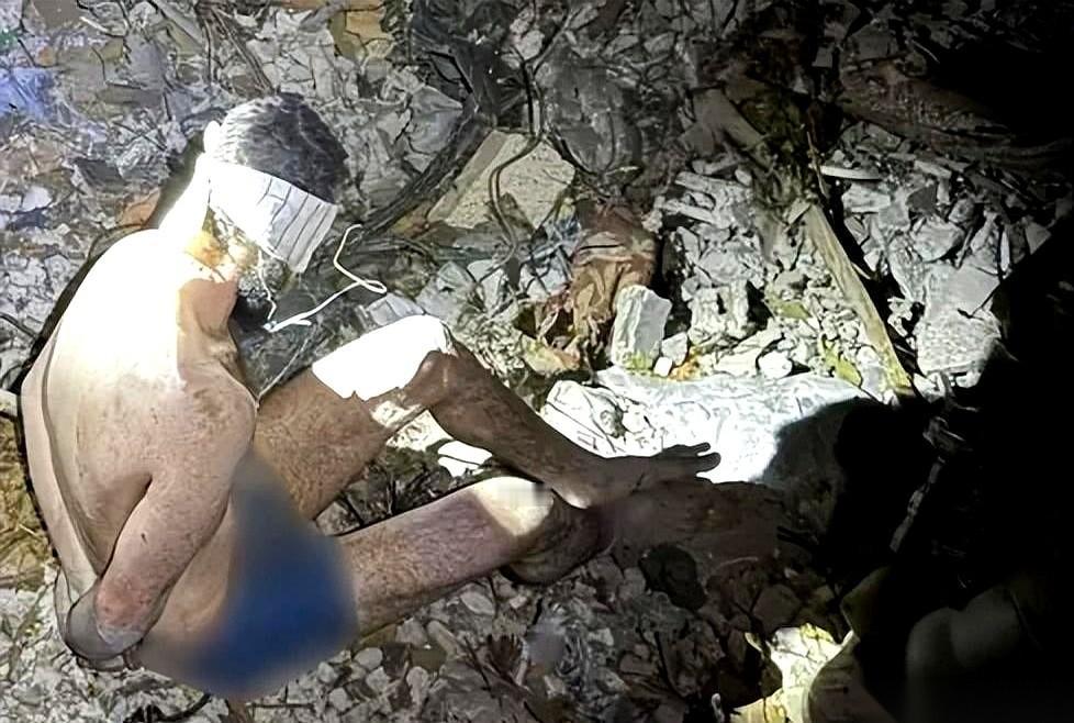 24小时，17个人，想从拉法地道里钻出来跑路。结果呢？11个当场“报销”，剩