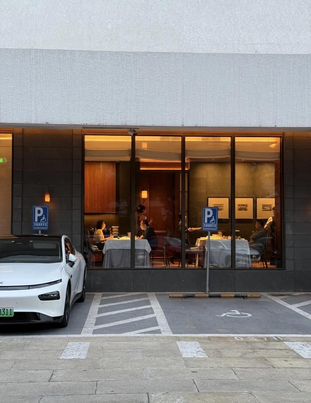 王府井逛累后，想认真吃饭就来这家逛完长安街沿线的景点，晚上想找个能慢慢吃饭的地