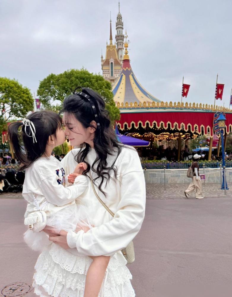 37岁奚梦瑶的生日晒照，刚刷到。赶在妇女节前后，日子凑得巧。何猷君送的999