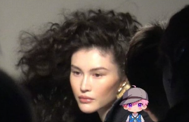 何穗这复工状态我服了！爆炸头金耳饰，姐的字典里没有‘产后休养’，只有‘T台召唤’