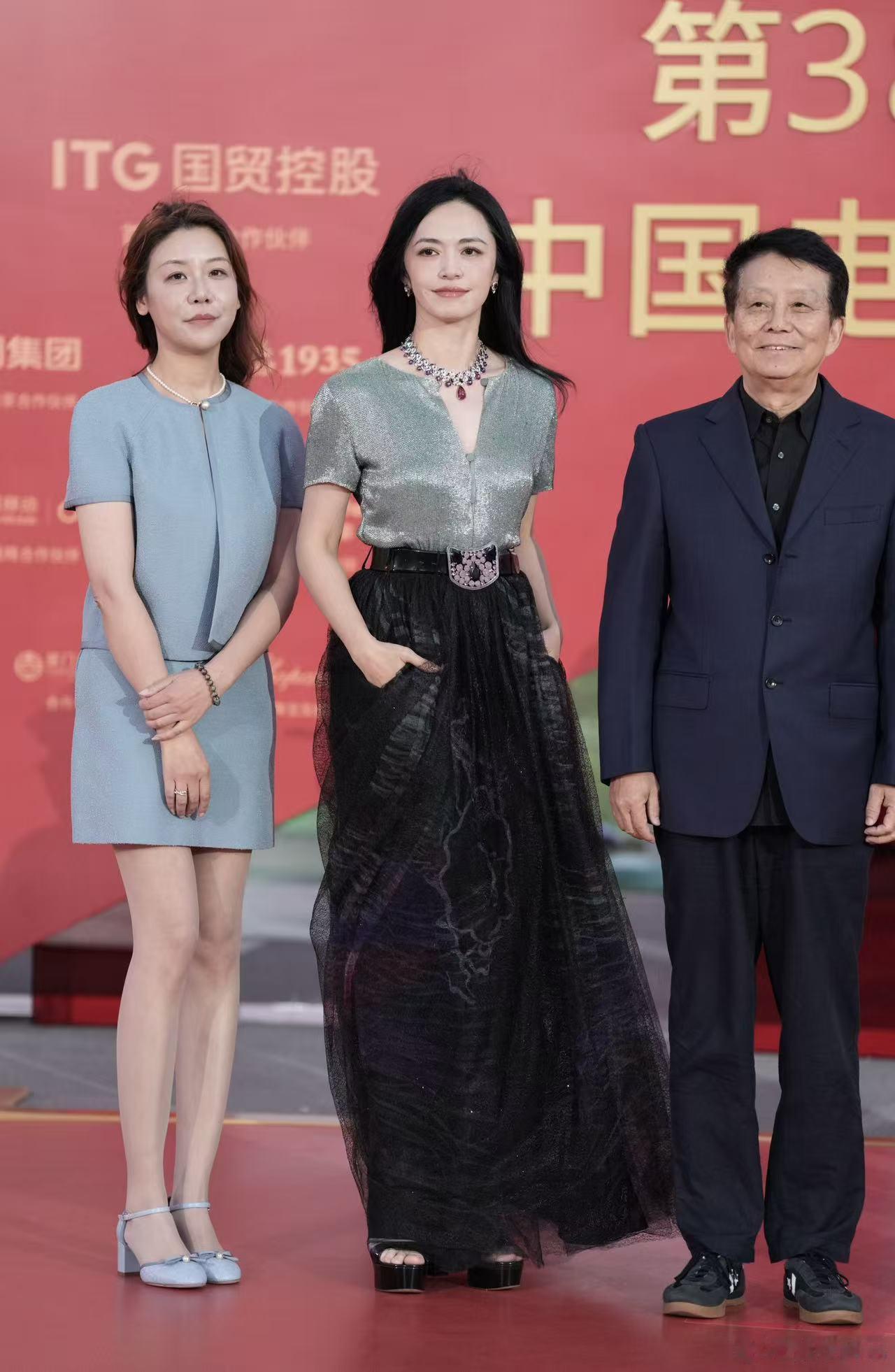 姚晨金鸡奖红毯生图🈶大姚很美哦，美美上身阿玛尼高定，明媚又张扬，好大的珠宝啊