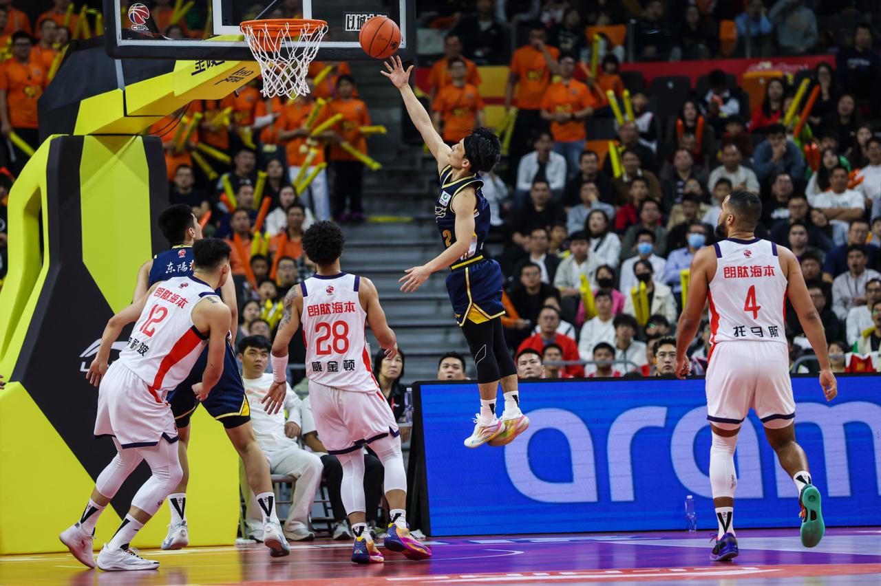 杜锋终于一雪前耻！但广东队为何能够在上场比赛以101:92的战绩强势击败江苏队？