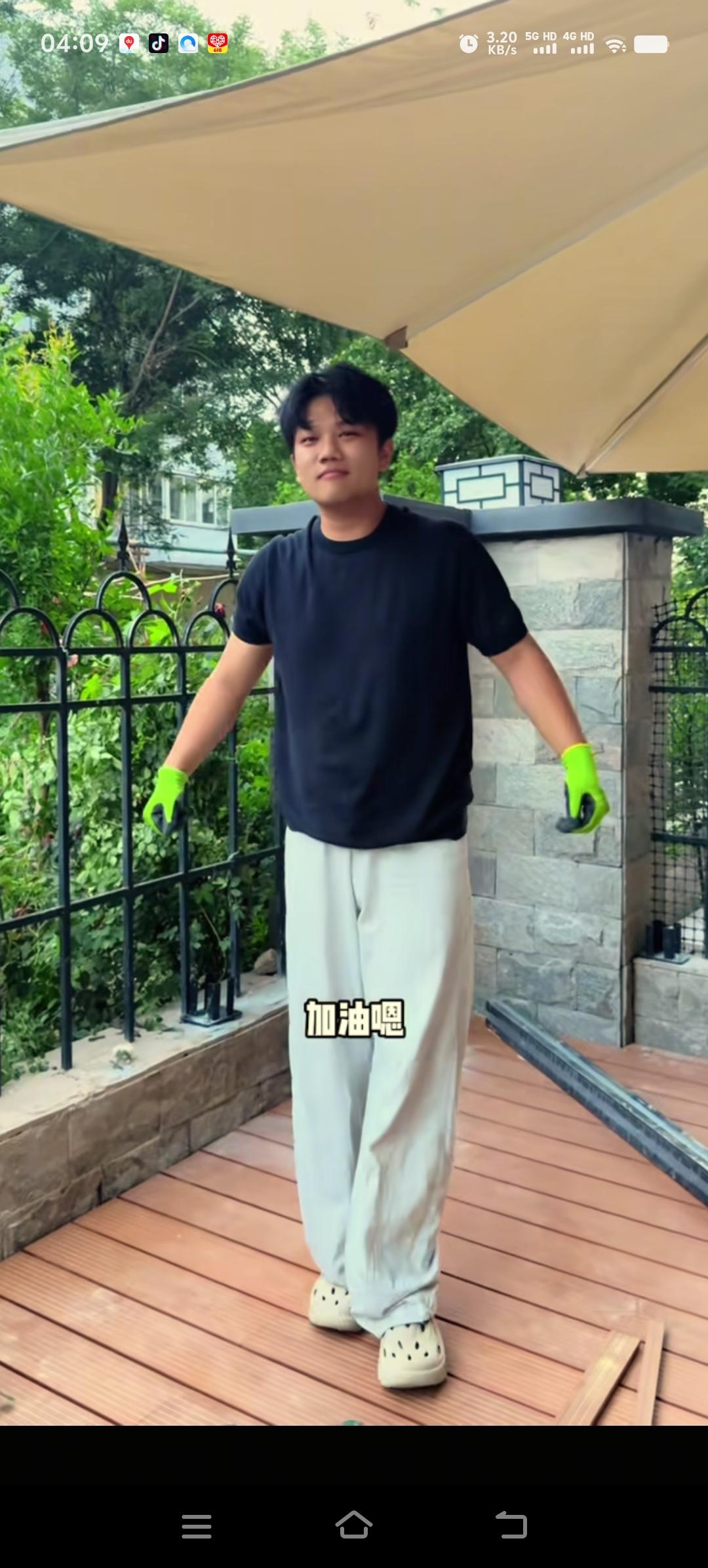 解清帅和王正正正在家中重新收拾自家的小院子。不愧是搞装修的，一看就很有本事。王正