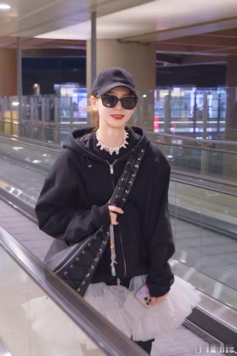 戚薇这衣品真的太绝了！连帽卫衣叠穿蓬蓬裙配修身裤，这搭配简直是教科书级别，时髦洋