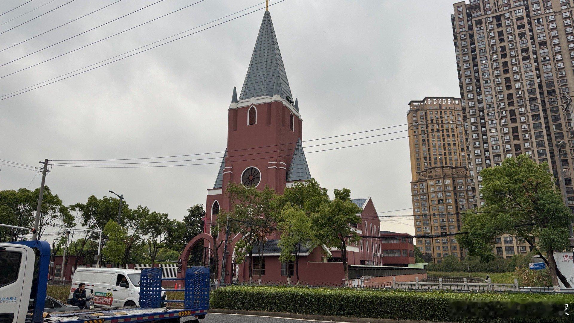 怎么说呢…从江苏一不留神就进上海了[扁嘴]。我为了躲开高速路上连续几公里的堵车，