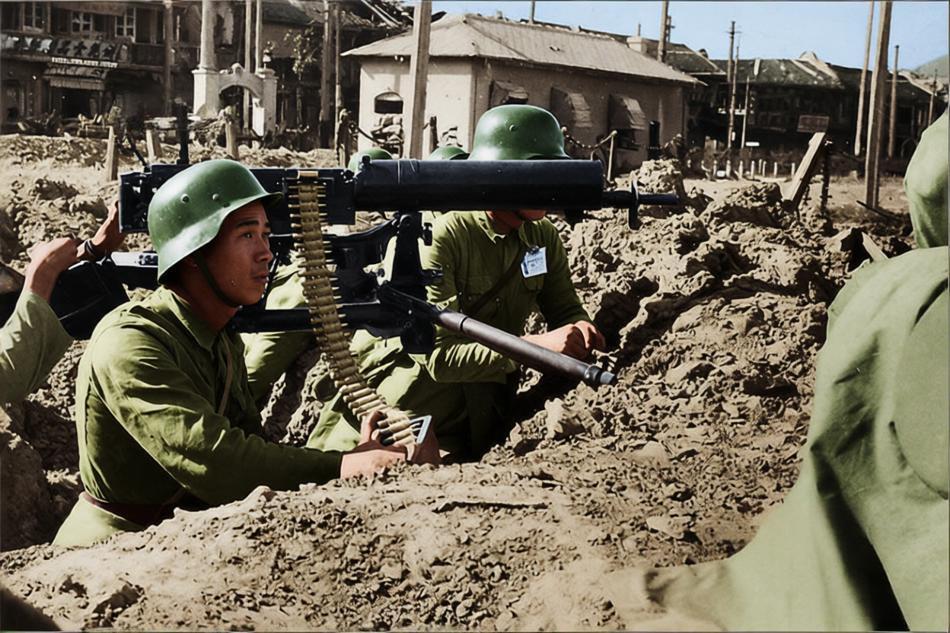 1937年，淞沪会战，上海闸北区战场前沿阵地，国民革命军士兵在简易战壕中架设并操